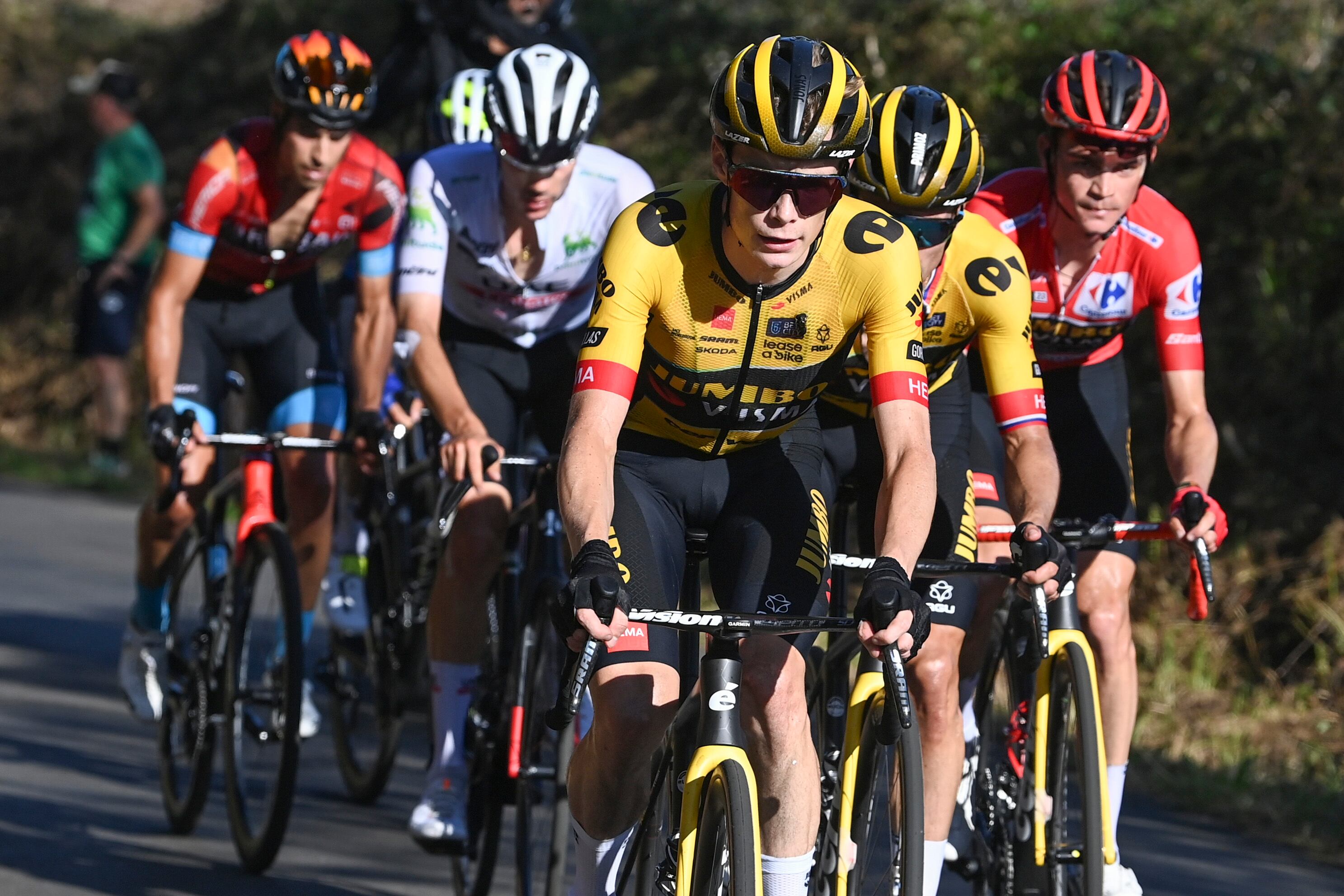 El ciclista danés Jonas Vingegaard (c) del equipo Jumbo-Visma durante la decimoctava etapa de la Vuelta Ciclista a España disputada este jueves entre Pola de Allande y La Cruz de Linares, de 179 kms de recorrido. EFE/ Pool Tim De Waele / Getty Images