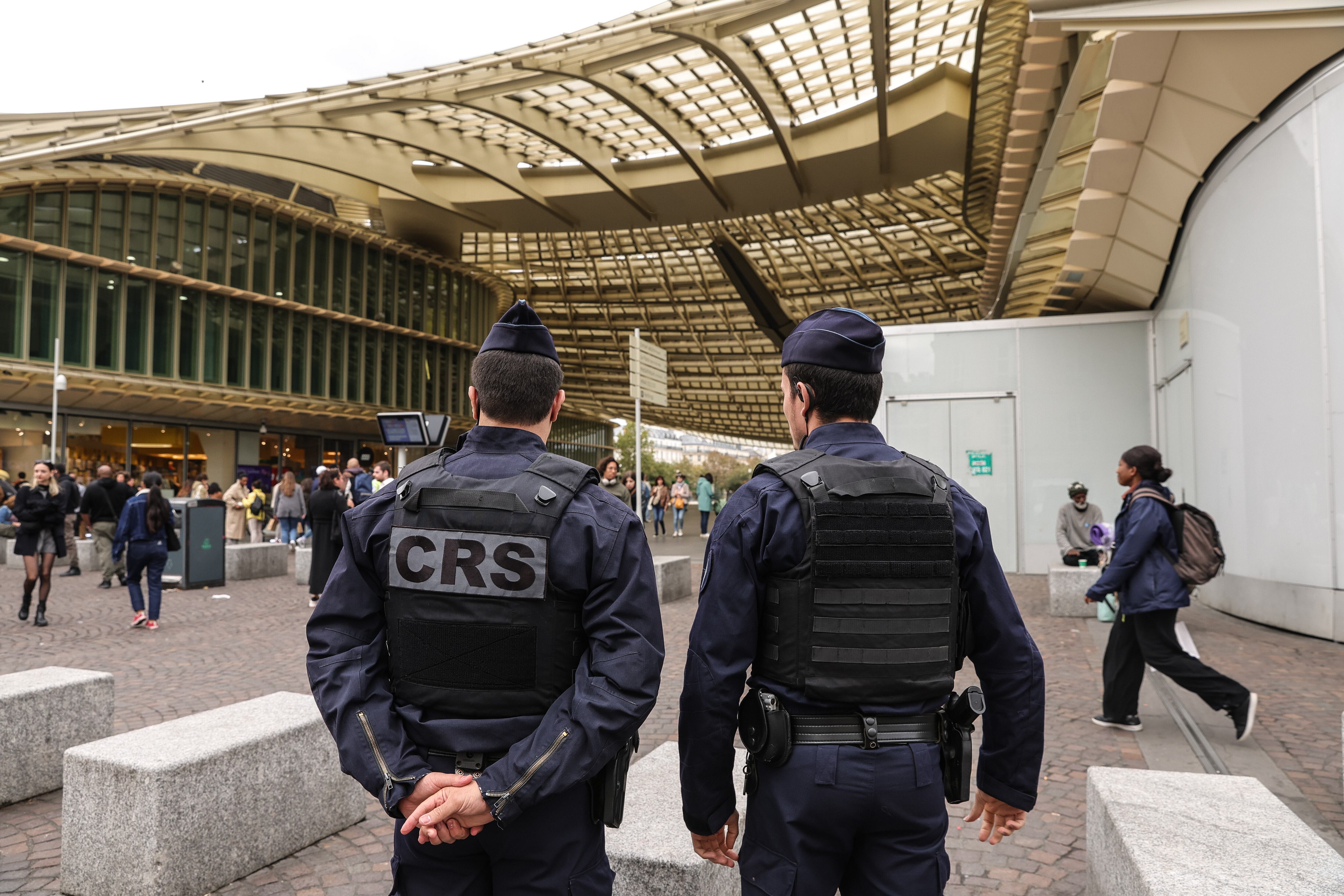 Paris (France), 14/10/2023.- Police officers patrol the surroundings of the Les Halles shopping area in Paris, France, 14 October 2023. French President Emmanuel Macron raised its national security alert system to a high level and mobilized 7,000 troops for increased security in response to a knife attack at a school where a teacher was fatally stabbed to death and two others seriously injured. (Terrorismo, Francia) EFE/EPA/TERESA SUAREZ