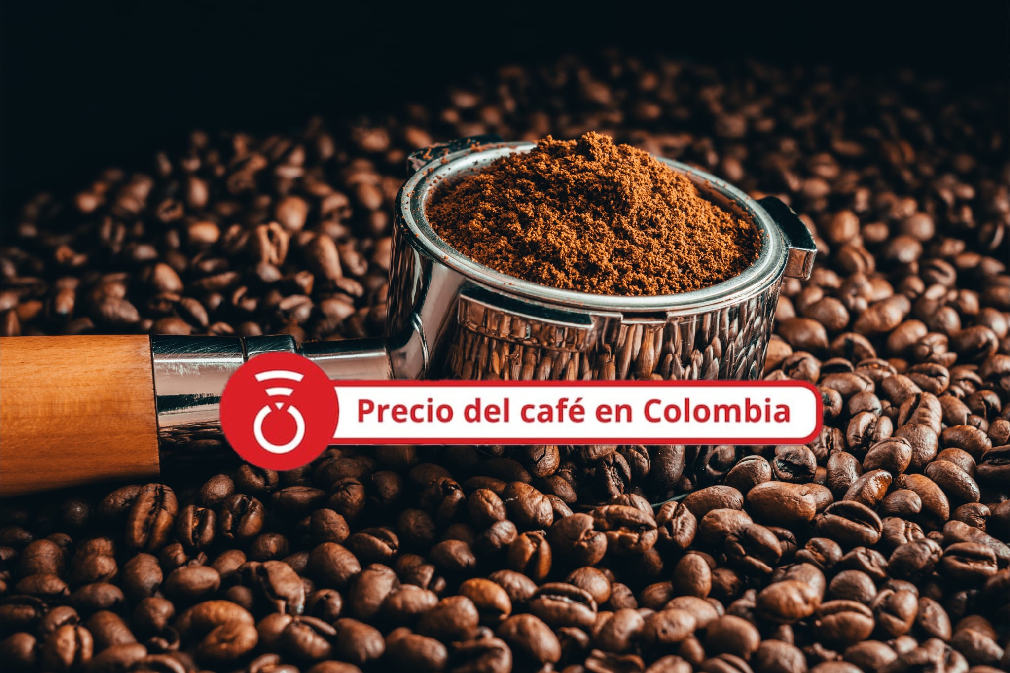 Primer plano de granos de café tostados sobre una mesa. - Foto Getty Images