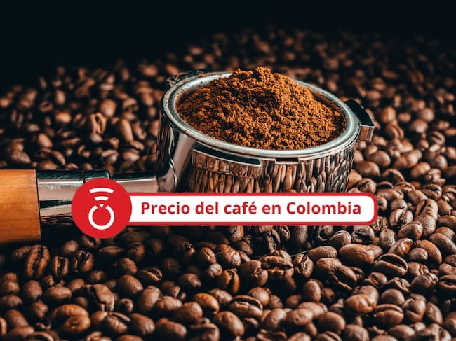 Primer plano de granos de café tostados sobre una mesa. - Foto Getty Images
