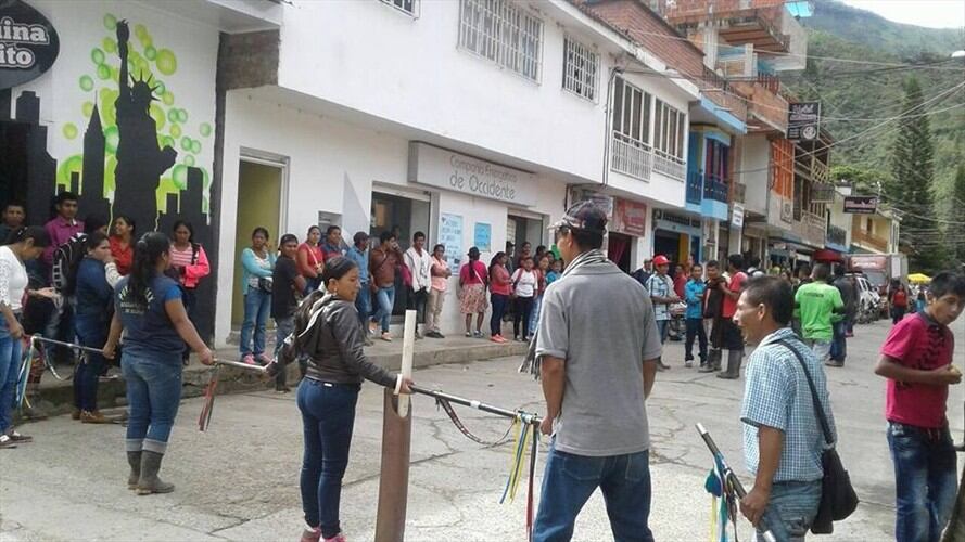 Comunidades de Páez en el Cauca protestaron por servicio de energía. Foto: Cortesía Cauca Noticias Radio - Cedida por Carlos Cerón (W Radio)