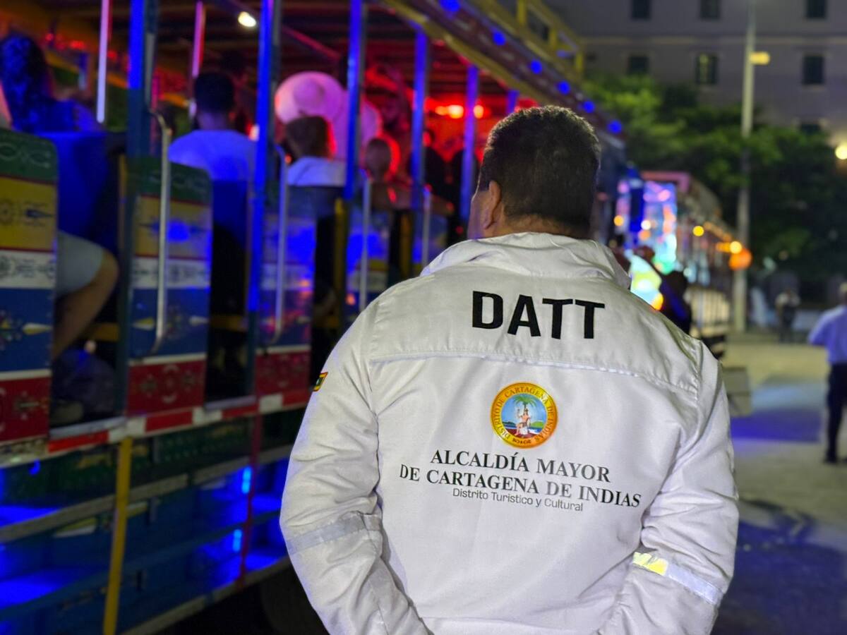 Autoridades realizan controles a servicio de chivas turísticas en Cartagena