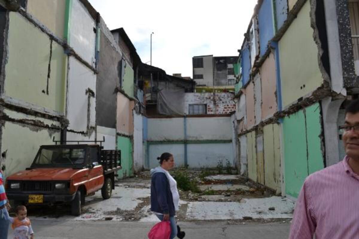 Sacaron a los habitantes y paralizaron las obras.
