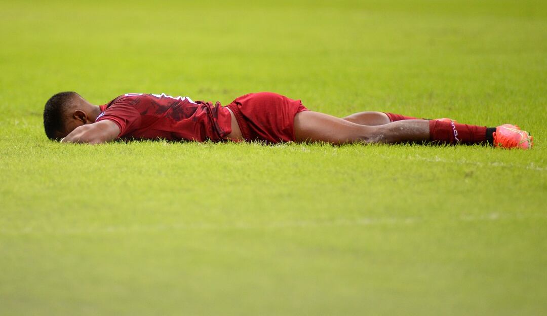 Sergio Córdova lamentándose de su gol errado ante Perú en la Copa América 2021