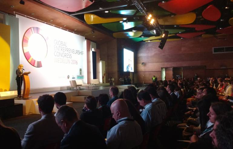 Ministra de Comercio ante el auditorio del Congreso Mundial de Emprendimiento.