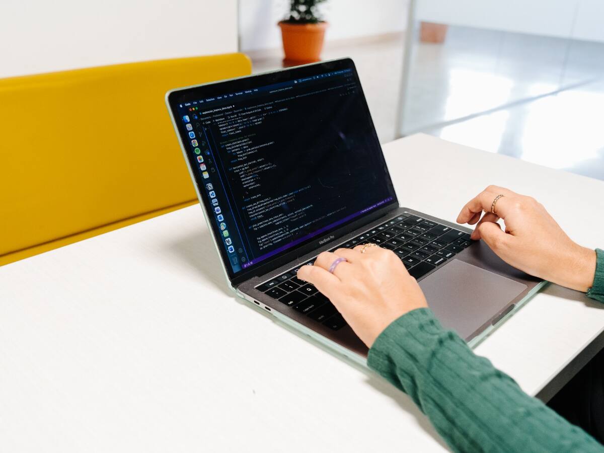 Se entregarán 500 becas para cursos de software y programación a estudiantes de Medellín