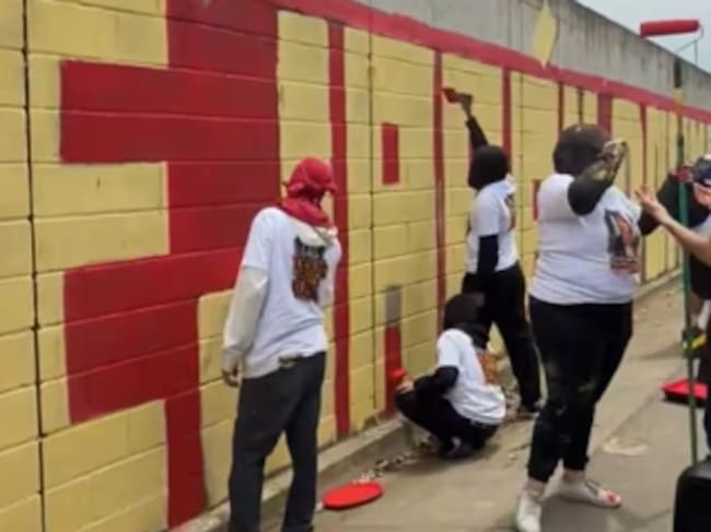 Gobernador y demás agentes políticos cuestionan mural sobre falsos positivos cerca de casa de Uribe