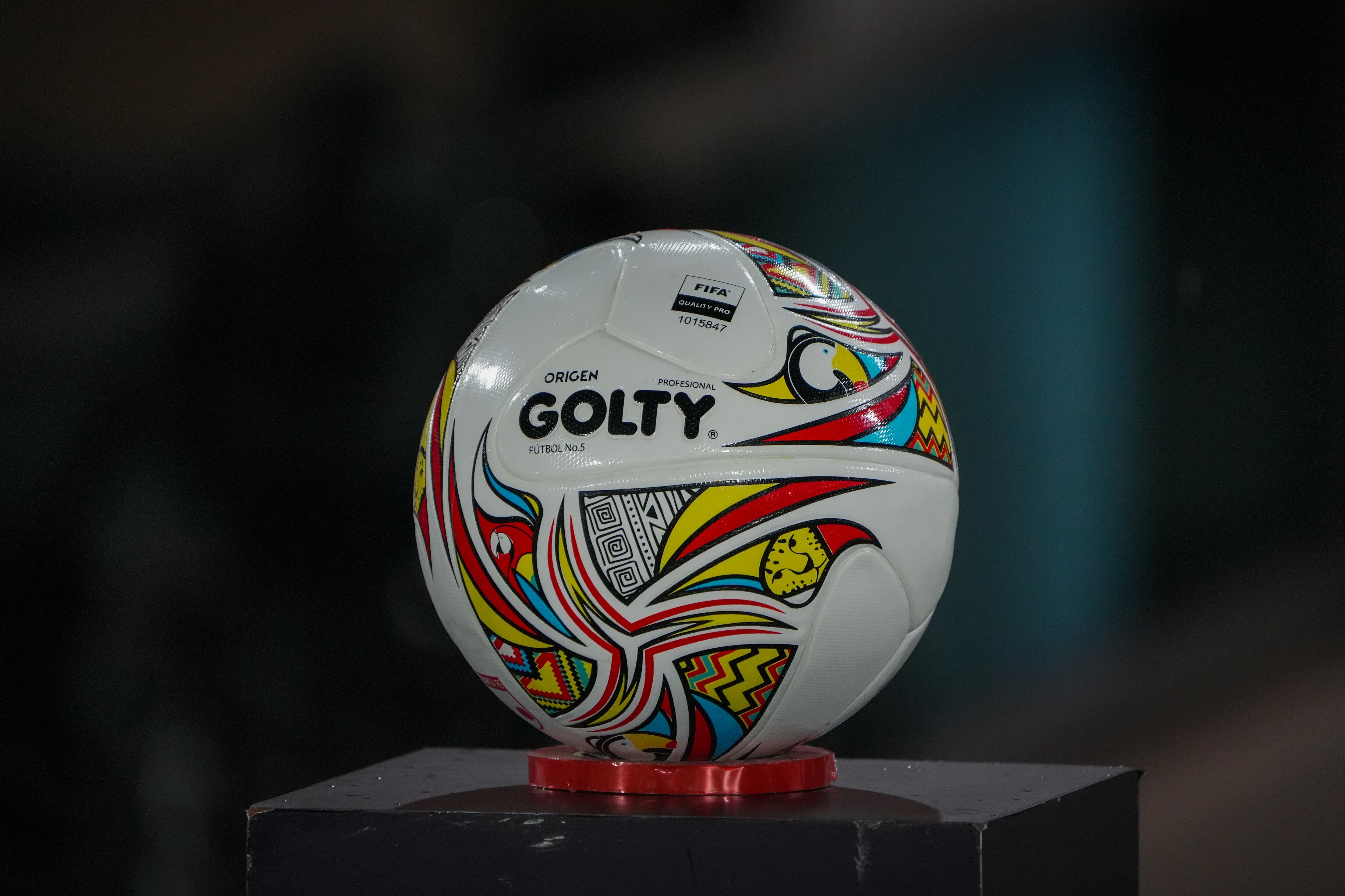 Balón del fútbol colombiano. (Photo by Andres Rot/Getty Images)