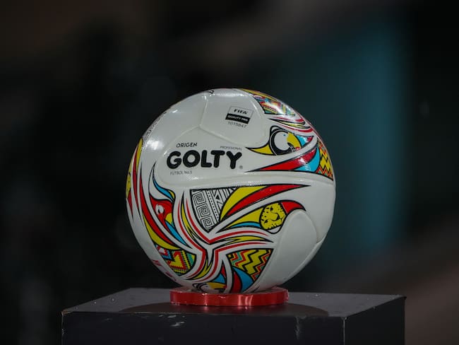 Balón del fútbol colombiano. (Photo by Andres Rot/Getty Images)
