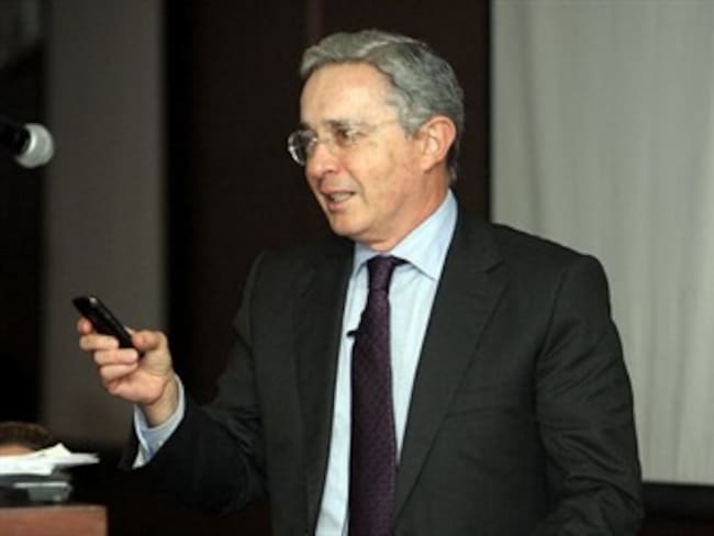Twitter ‘se tensiona’ por polémica foto publicada por el expresidente Uribe