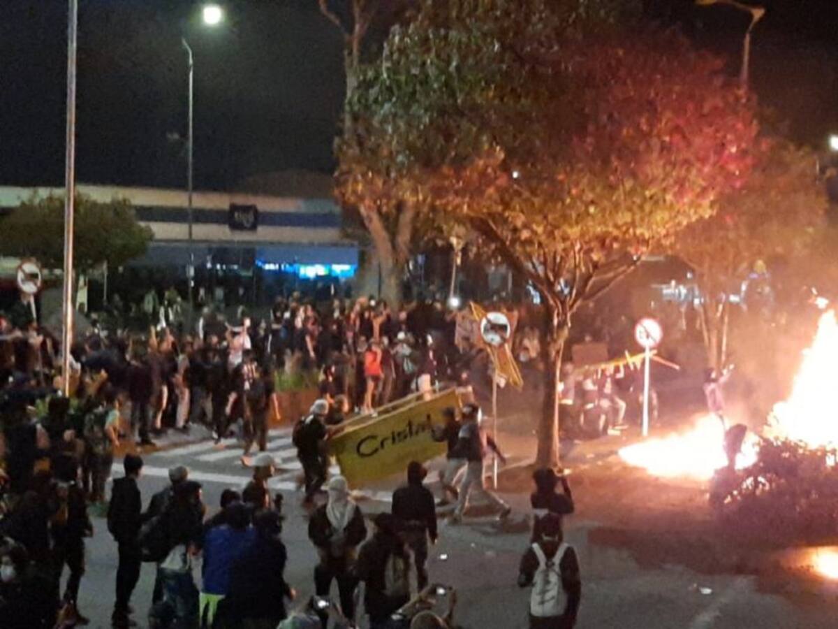 En medio de protestas incendian en Manizales el CAI de El Cable
