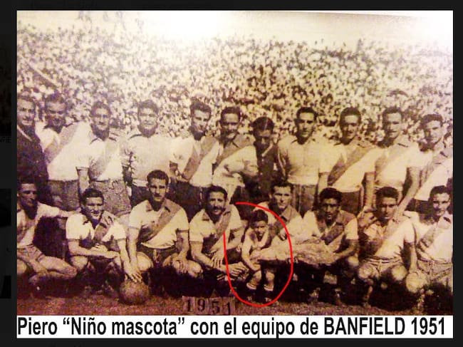 Foto de Piero como 'mascota' del club Banfield en 1951. Crédito: Facebook @PIERO