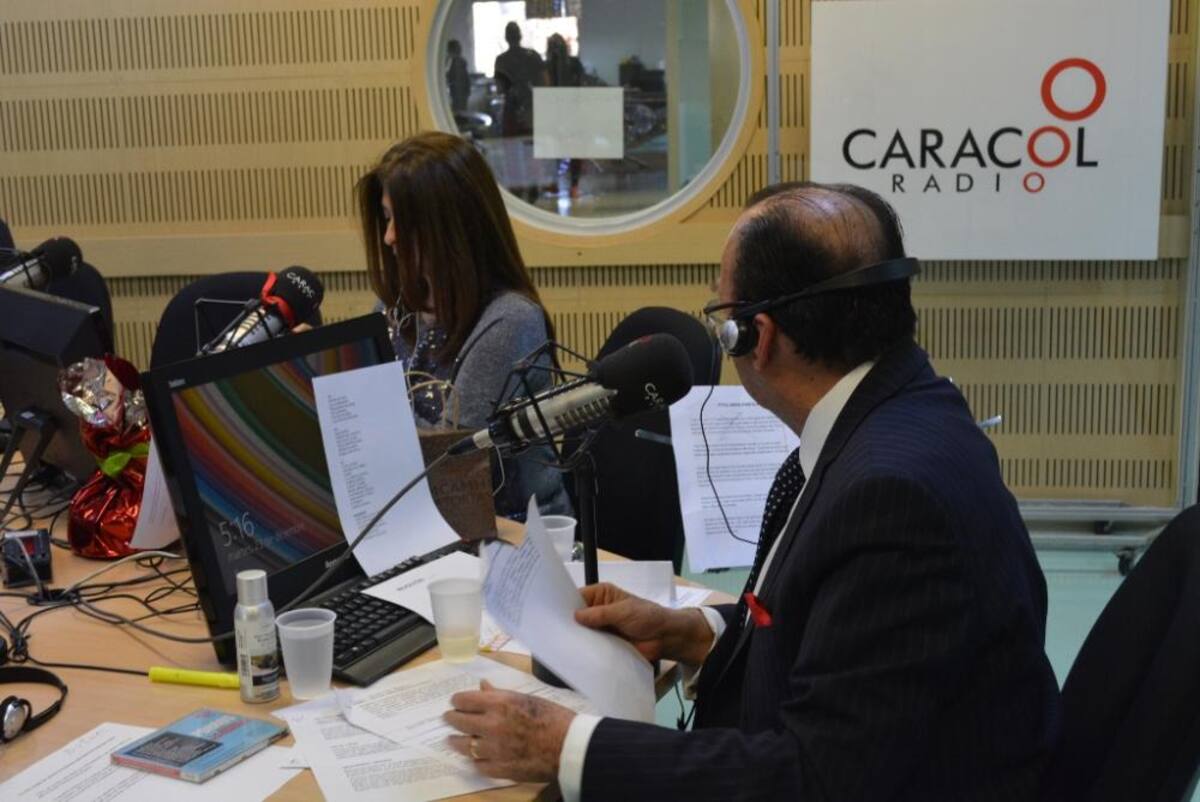 Tras dos décadas de estar inundando de humor a los colombianos, el admirado periodista se retira de La Luciérnaga, vea como desarrolla su último programa.