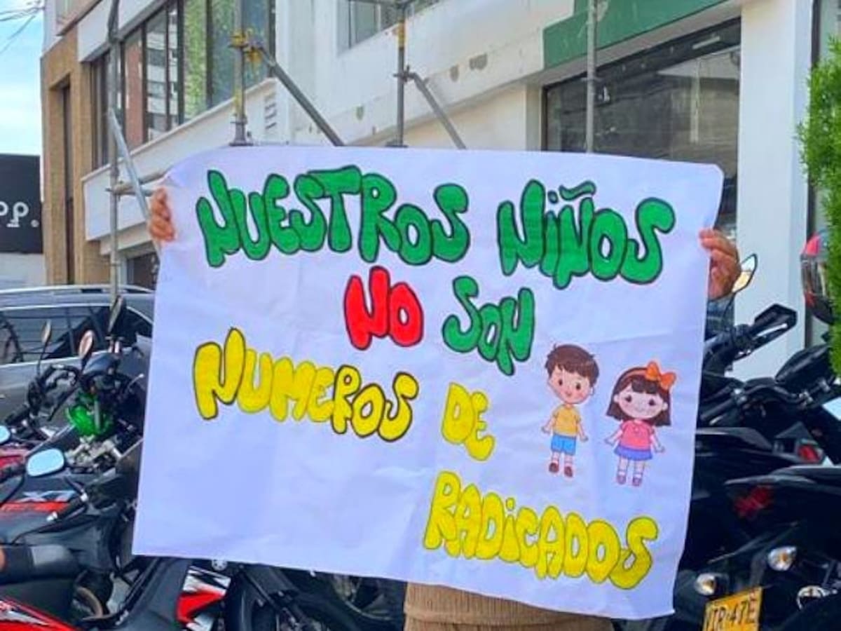 Padres de niños con discapacidad protestan por suspensión de terapias de Salud Total en Bucaramanga