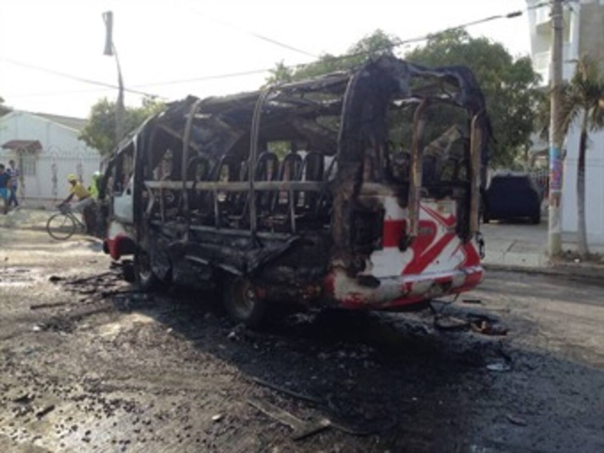 Incendian microbus en Cartagena porque arrolló a unos motociclistas
