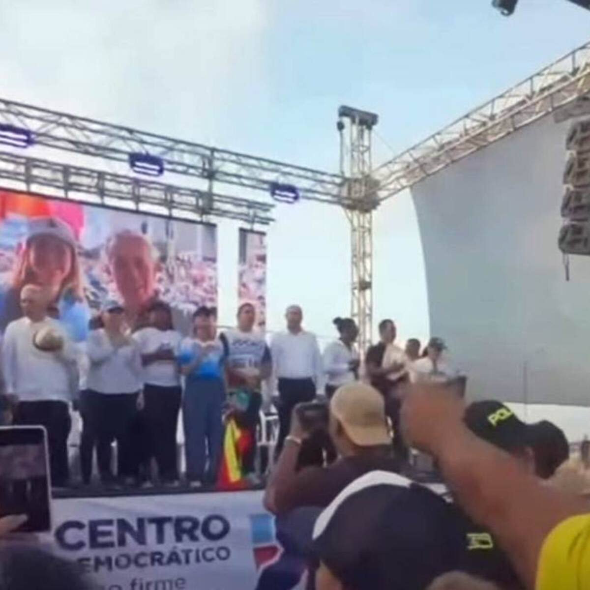 Hombre protagonizó tenso momento en Cartagena: hizo gestos de disparar contra expresidente Uribe