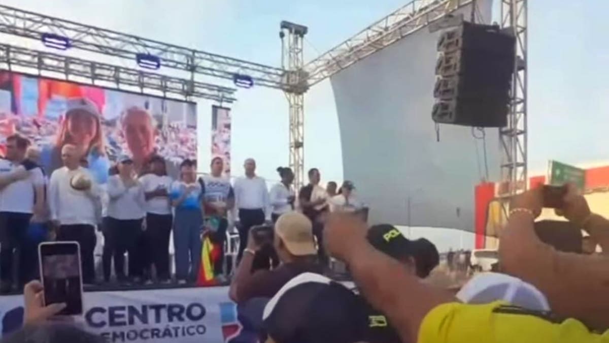 Hombre protagonizó tenso momento en Cartagena: hizo gestos de disparar contra expresidente Uribe