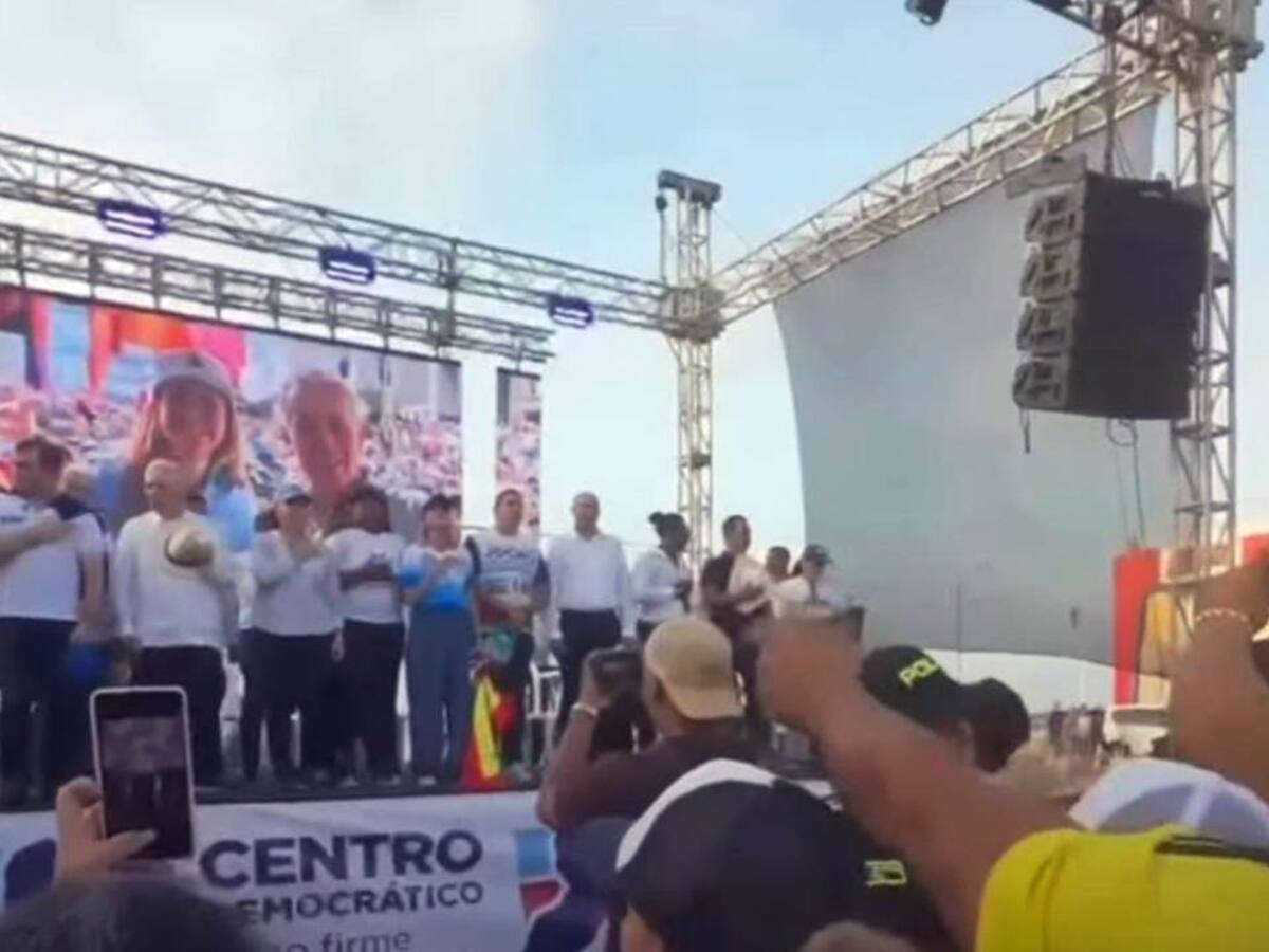 Hombre protagonizó tenso momento en Cartagena: hizo gestos de disparar contra expresidente Uribe