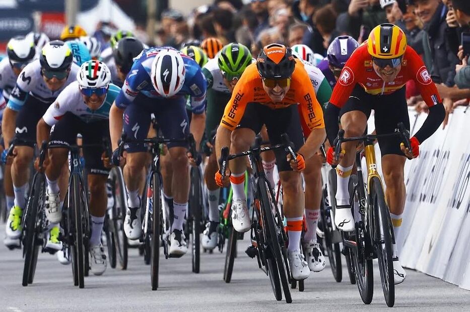 Santiago Mesa, de naranja en la primera etapa de O Gran Camiño