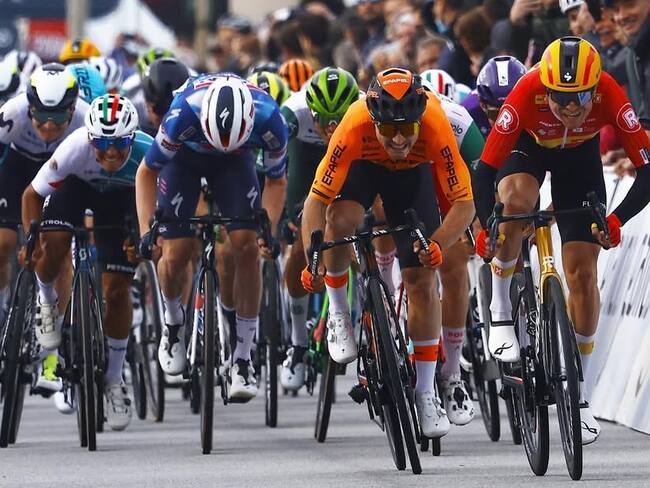 Santiago Mesa, de naranja en la primera etapa de O Gran Camiño