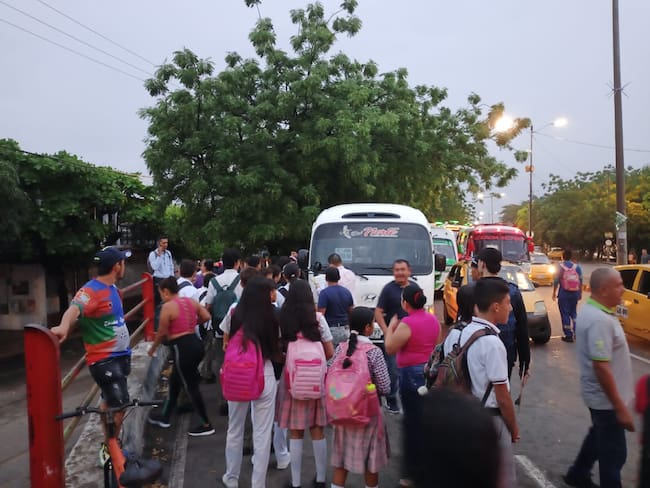 Transporte escolar fronterizo en puente internacional Francisco de Paula Santander