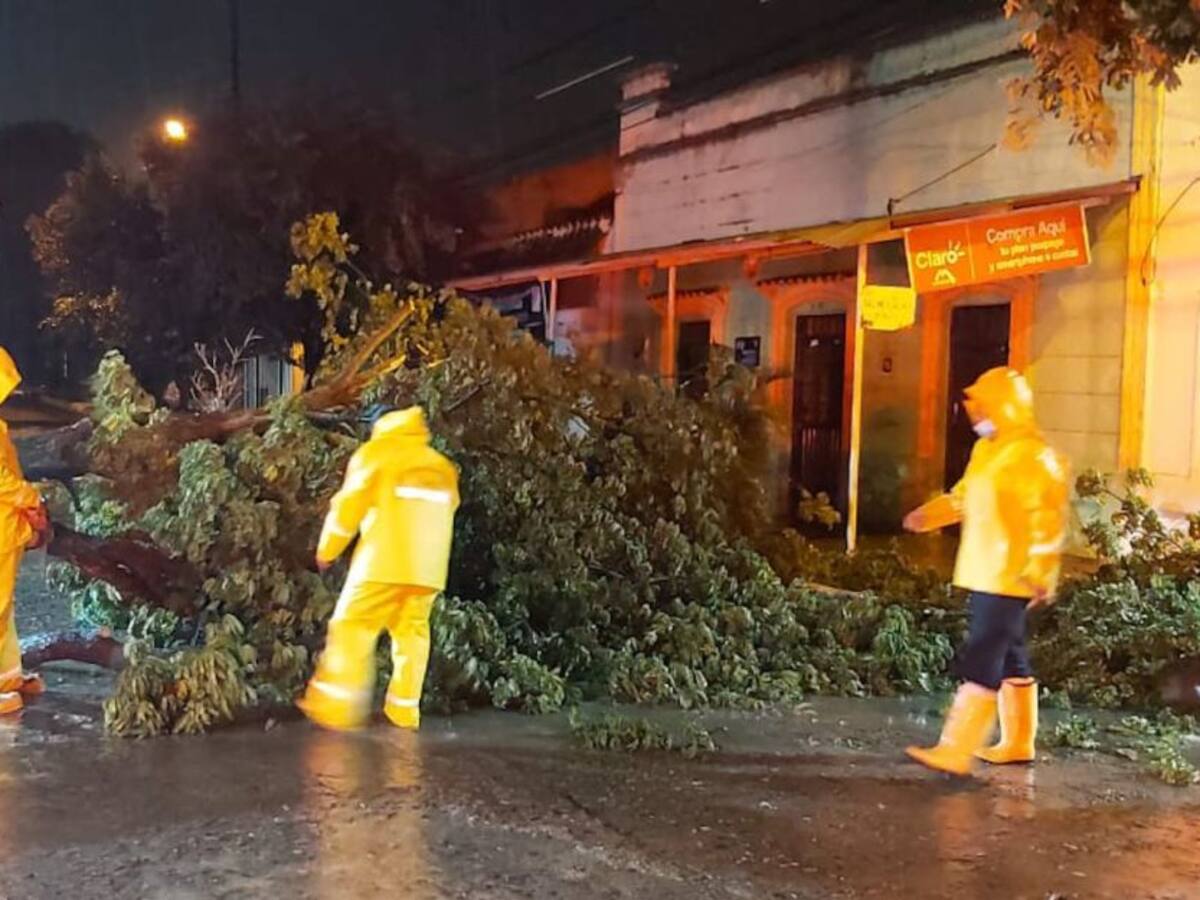 Lluvias opacaron la fiesta y posible contagios de COVID-19
