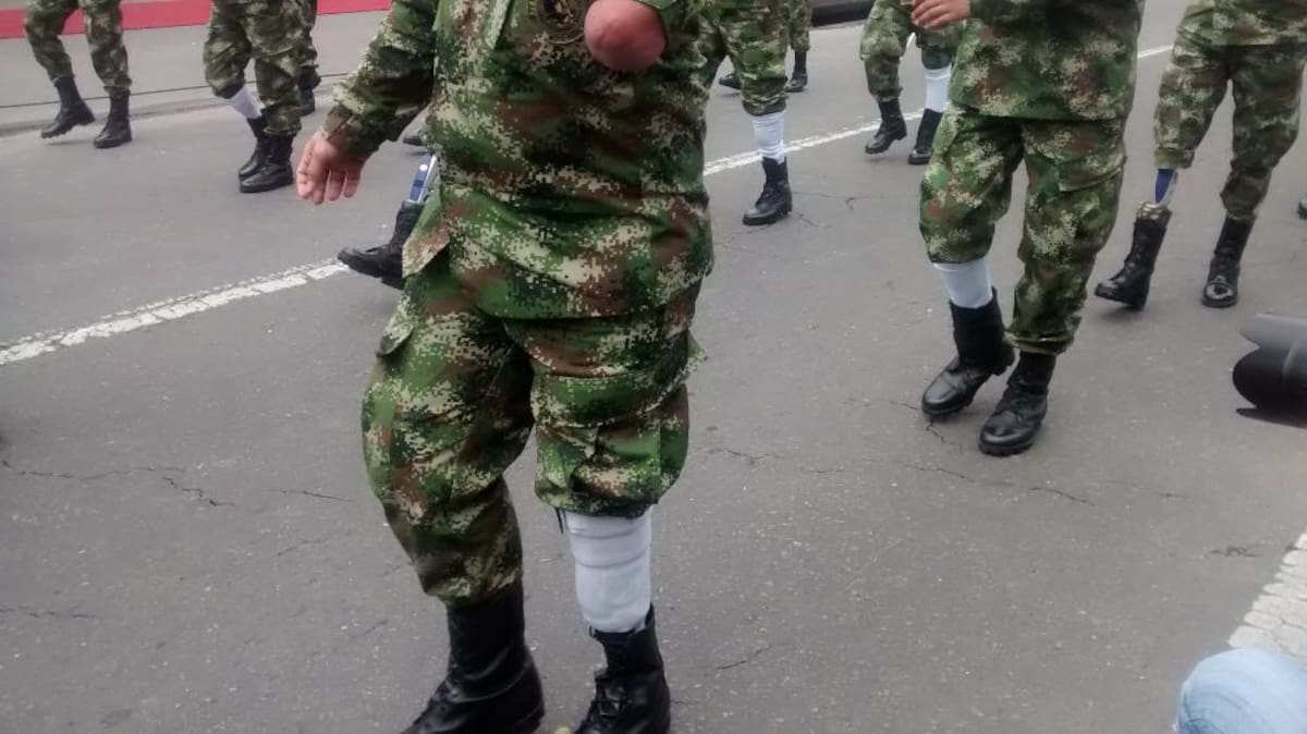 Miles de personas en todo el país se movilizan para observar los desfiles del 20 de julio.