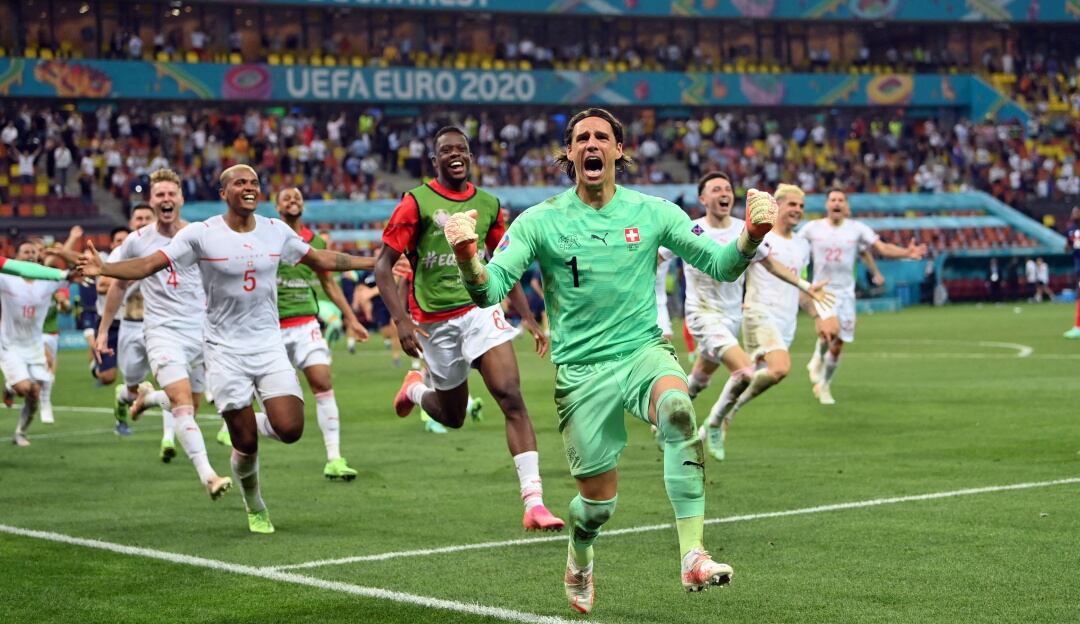 Sommer celebrando en primera fila por el penal atajado a Mbappé por los octavos de final de la Eurocopa