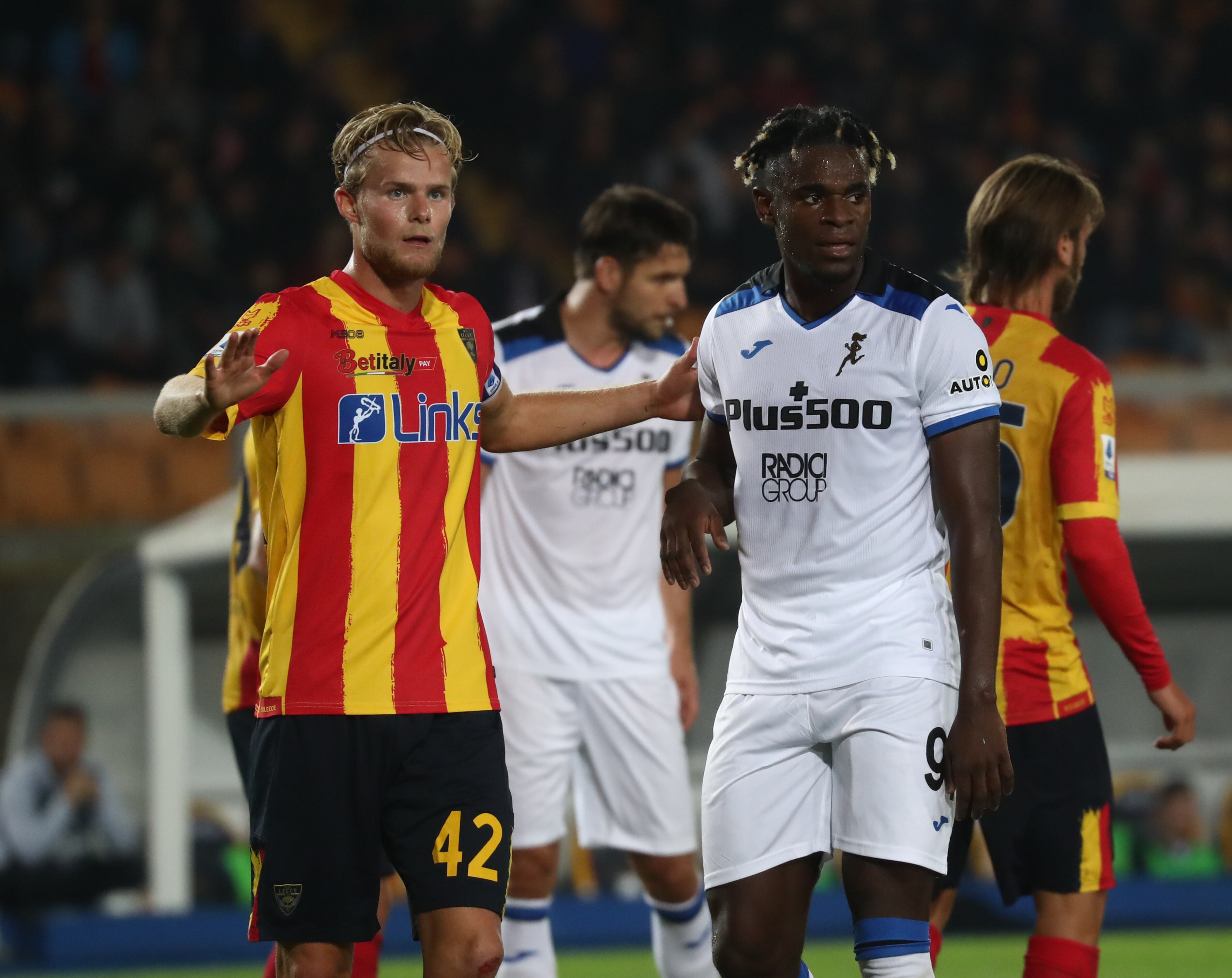 LECCE, ITALY - NOVEMBER 09: Morten Hjulmand of Lecce competes for the ball with Duvàn Zapata of Atalanta during the Serie A match between US Lecce and Atalanta BC at Stadio Via del Mare on November 09, 2022 in Lecce, Italy. (Photo by Maurizio Lagana/Getty Images)