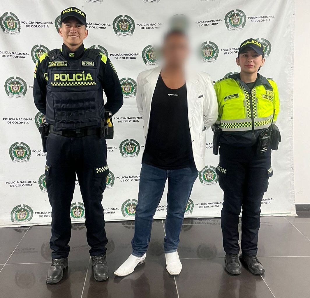 Agresor capturado por la policía, por intentar asfixiar a su pareja.