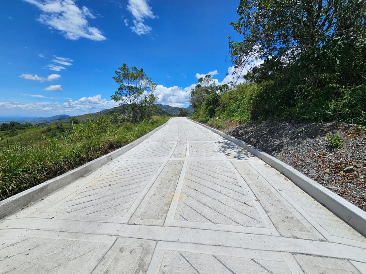 Estas obras viales benefician directamente a las comunidades de Ansermanuevo y Caicedonia.