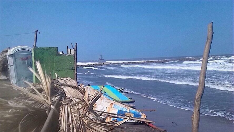 Fuertes vientos derriban kioscos y casetas en Puerto Colombia. Foto: Colprensa.