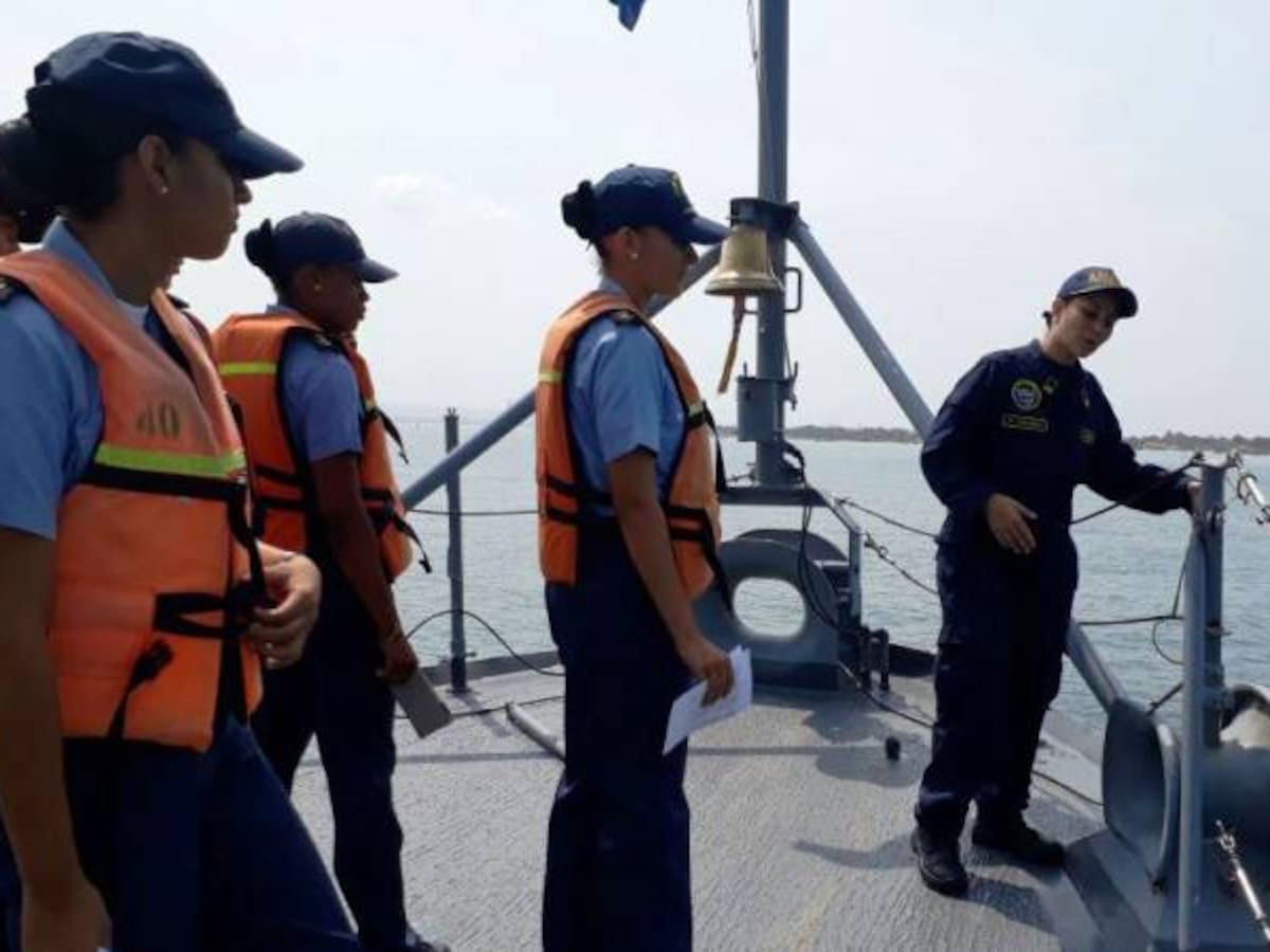 Cadetes de la Escuela Naval navegan en unidades de la Armada Nacional