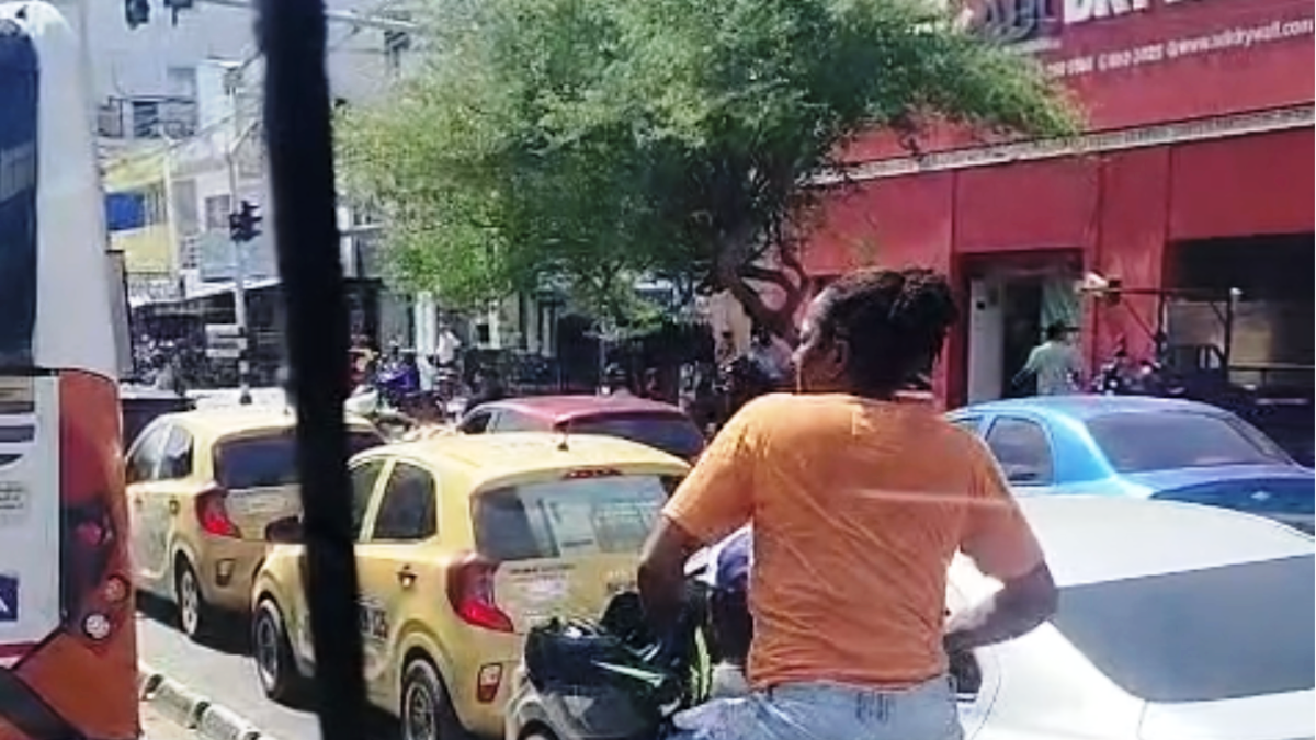 Identificado propietario de motocicleta que invadió carril de Transcaribe con carga pesada