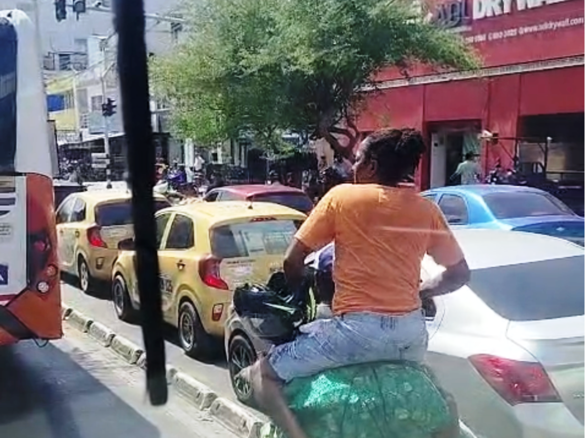 Identificado propietario de motocicleta que invadió carril de Transcaribe con carga pesada