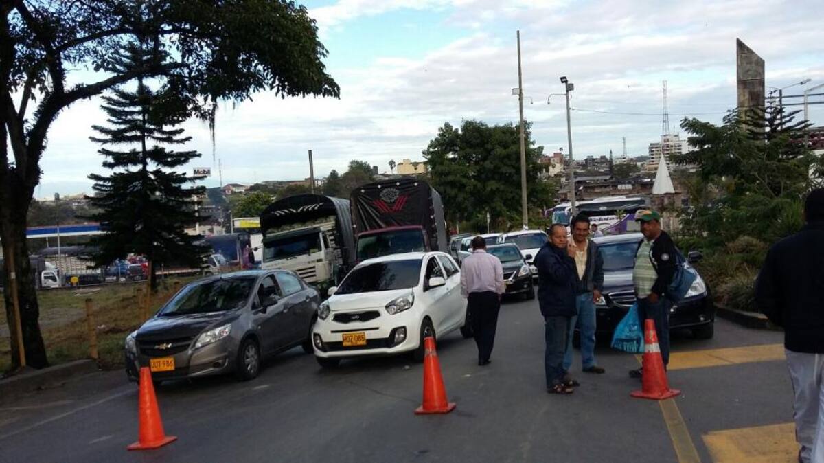 La carretera fue cerrada desde antes de la media noche del lunes, por un deslave.