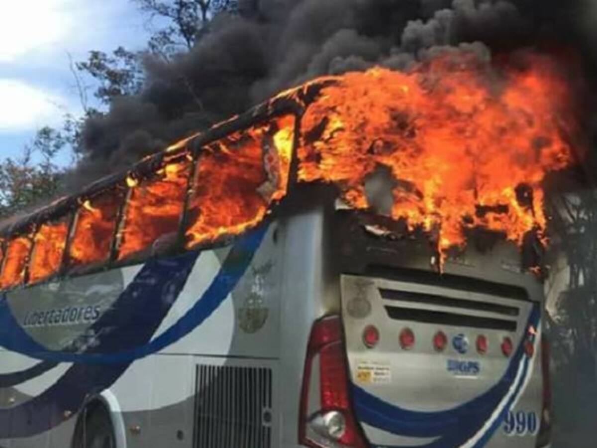 Guerrilla quema un bus de transporte en vía de Arauca