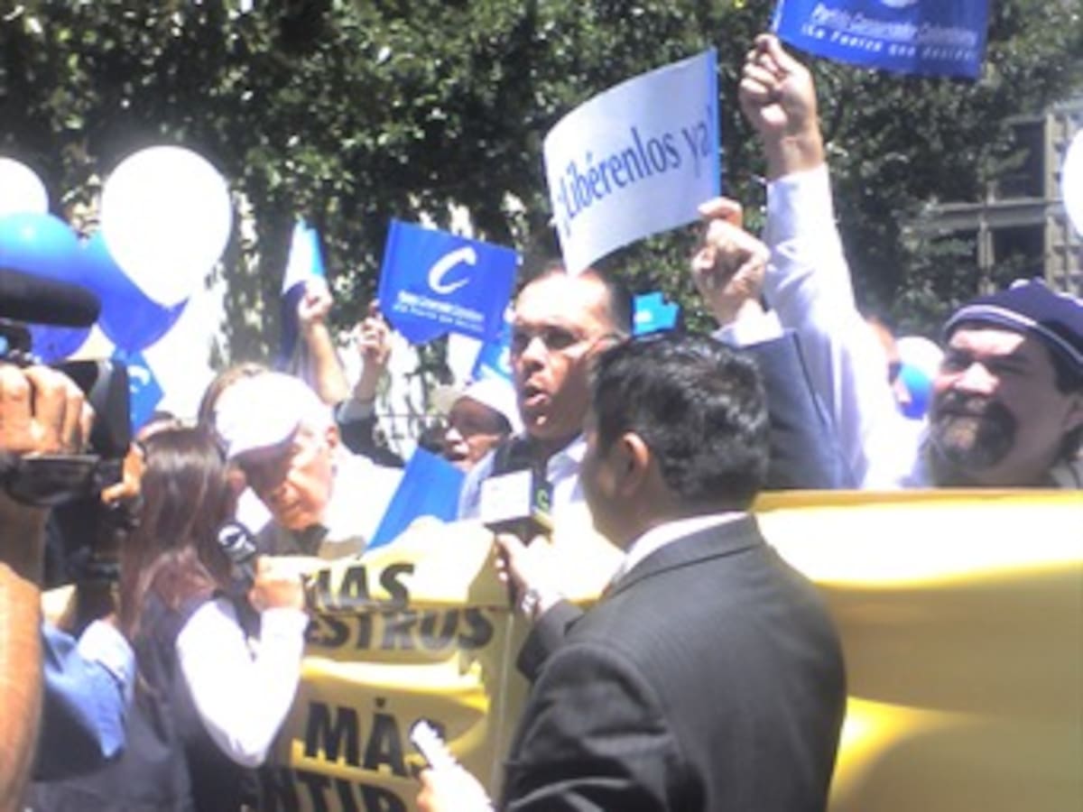 Conservadores divididos entre el Santismo y el Uribismo