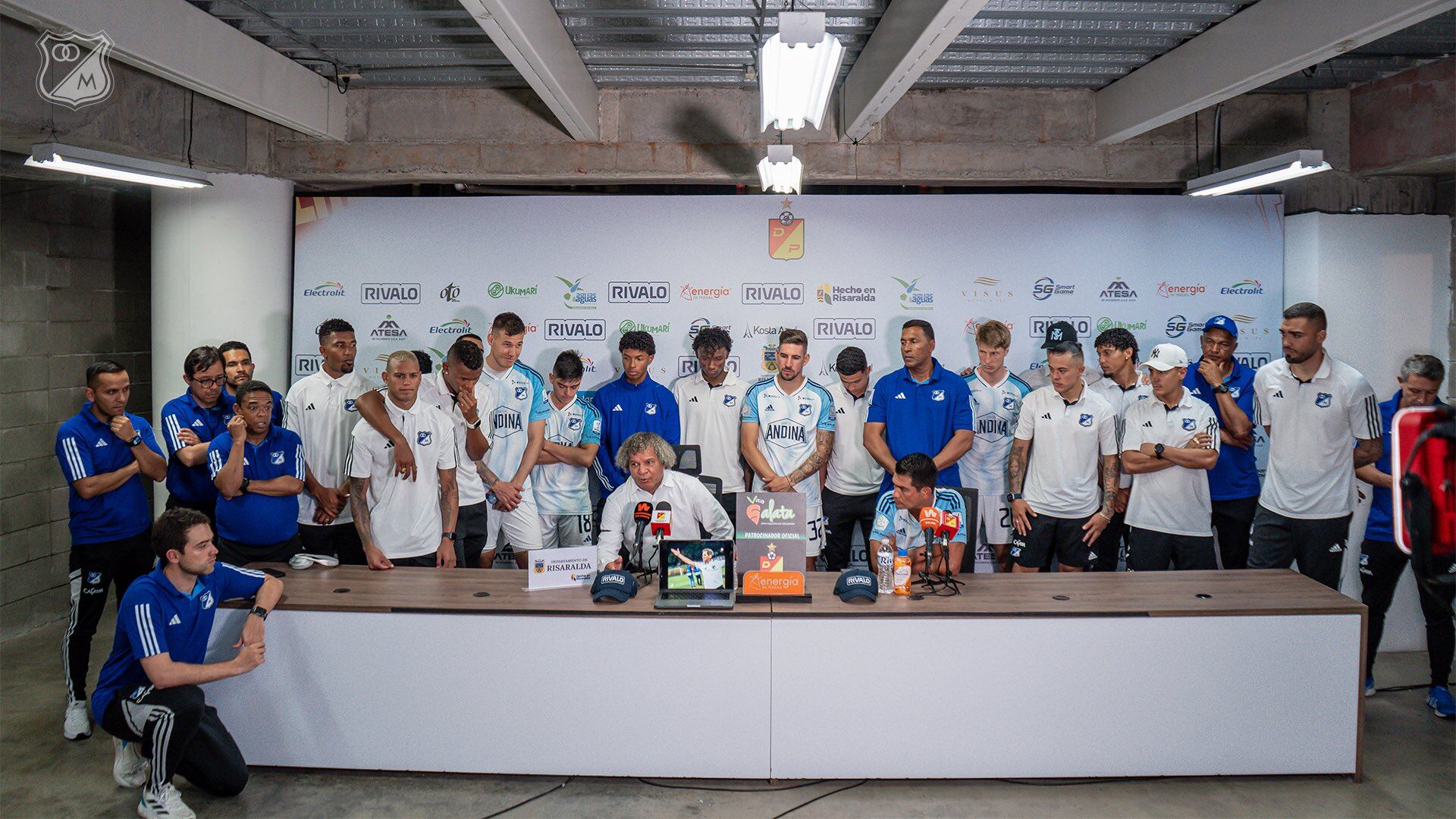 Jugadores y cuerpo técnico de Millonarios rinden homenaje a Pitirri Salazar / Twitter: @MillosFCOficial.