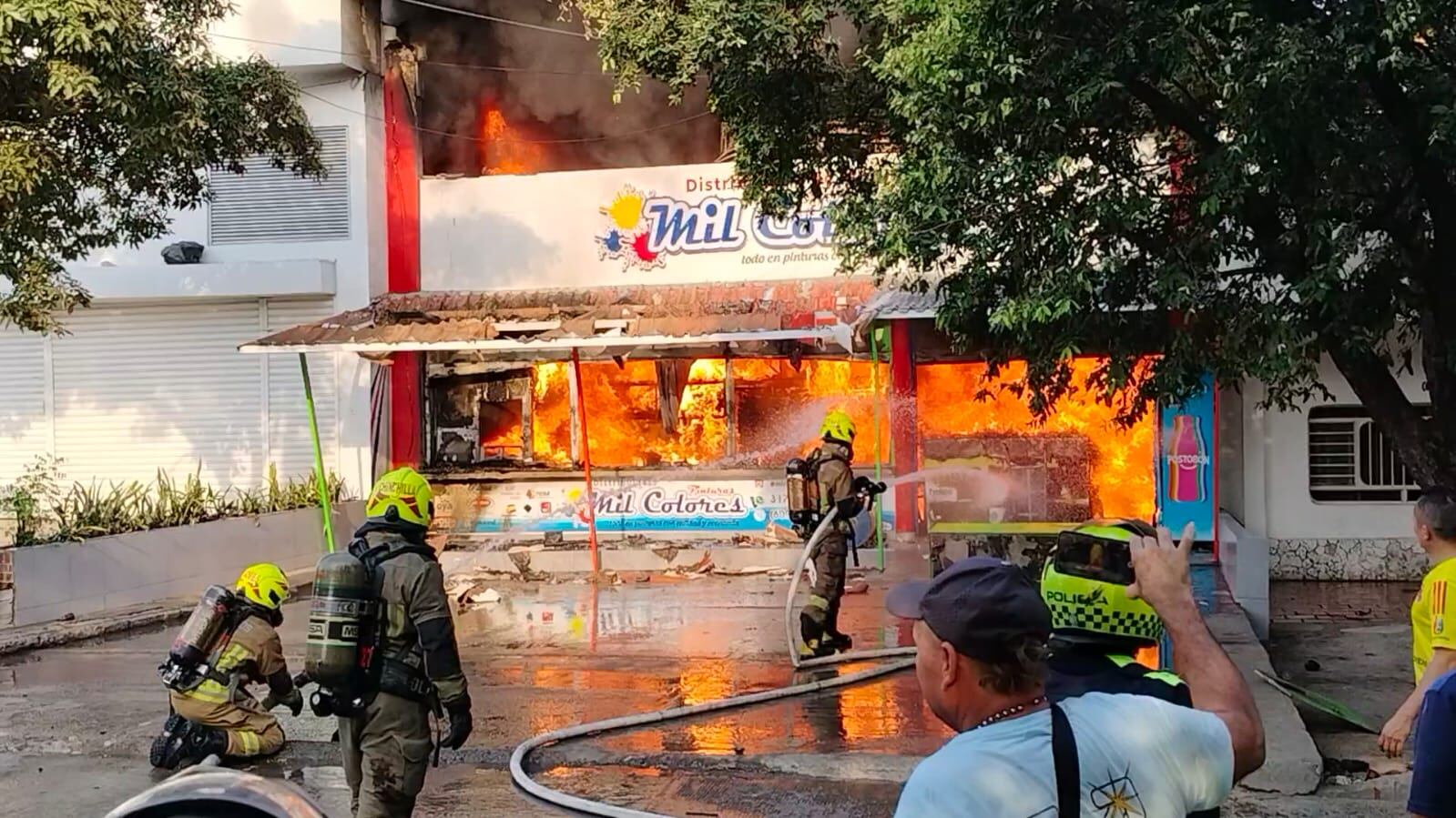 Incendio en establecimiento comercial en el barrio La Victoria / Foto: Caracol Radio
