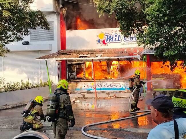 Incendio en establecimiento comercial en el barrio La Victoria / Foto: Caracol Radio