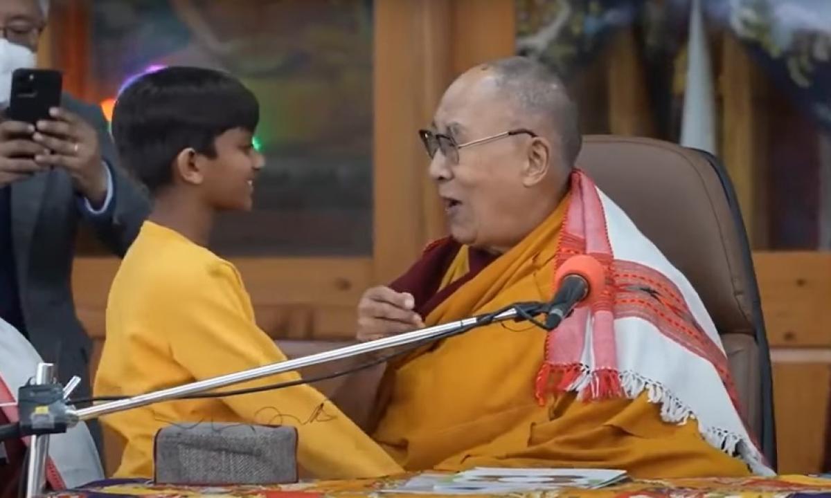Dalai Lama está siendo criticado por besar a un niño en la boca.Foto: Alerta Mundial/Twitter/@AlertaMundial2/Captura de video
