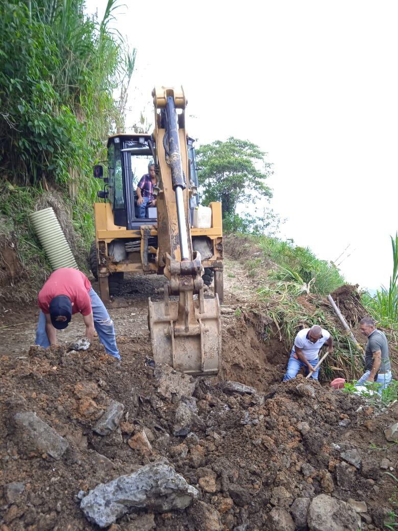 Intervención con maquinaria amarilla municipal sobre la carretera Samaná - Florencia. Foto suministrada.