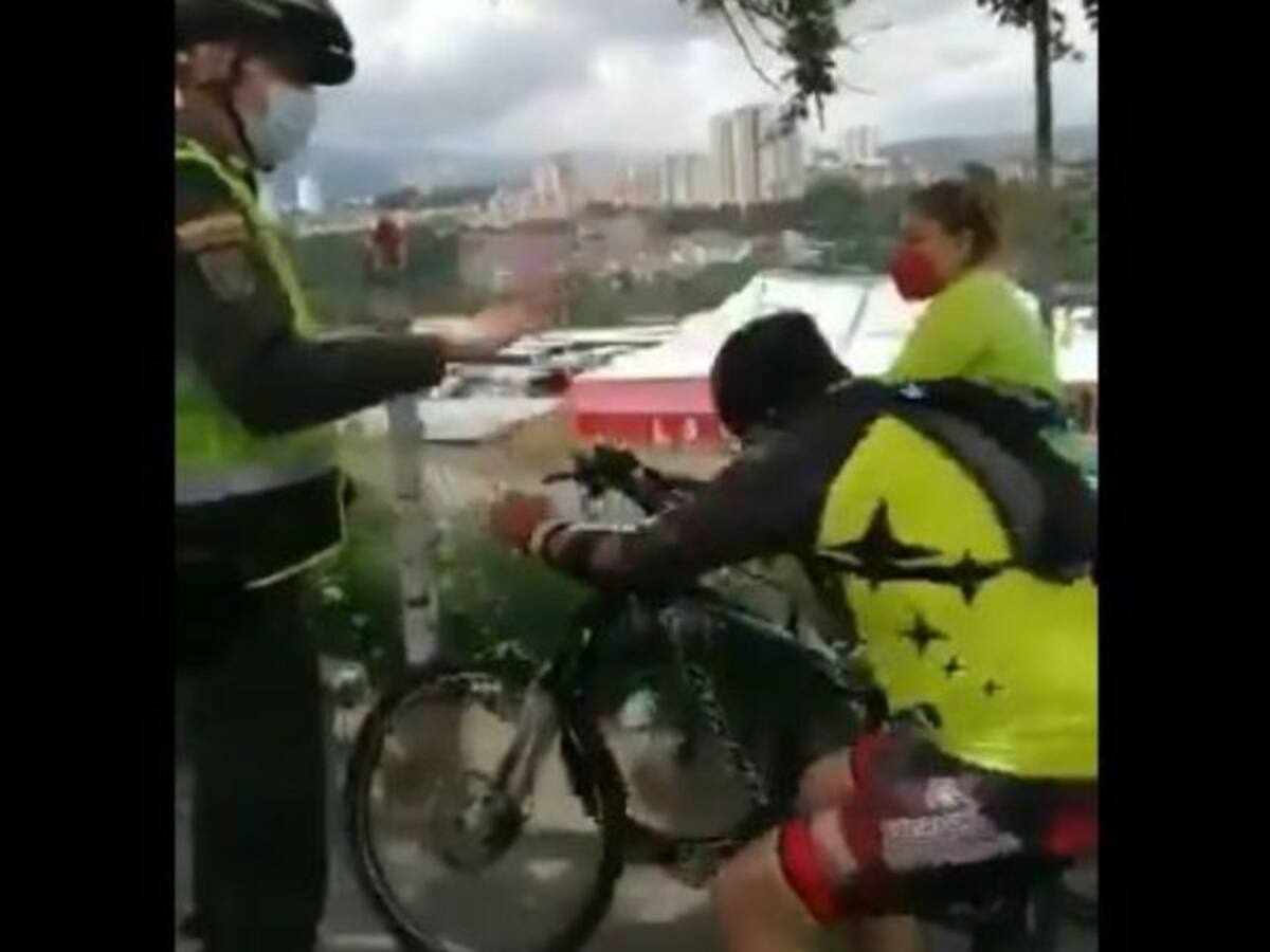 'Empujón' de un policía a un ciclista en Bucaramanga genera burlas en redes