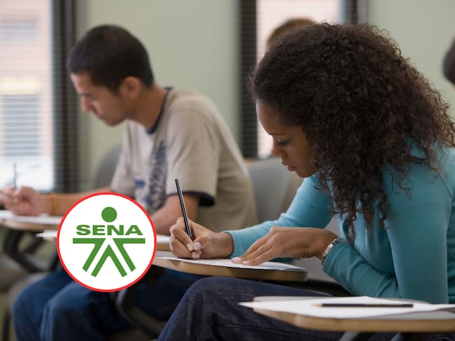 Estudiantes en un aula de clases y de fondo el logo del SENA (Fotos vía Gett Images y COLPRENSA)