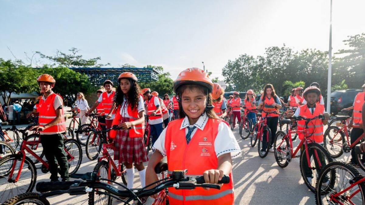 Jóvenes de Magdalena reciben dotación deportiva: 6.800 bicicletas y 43.500 indumentarias