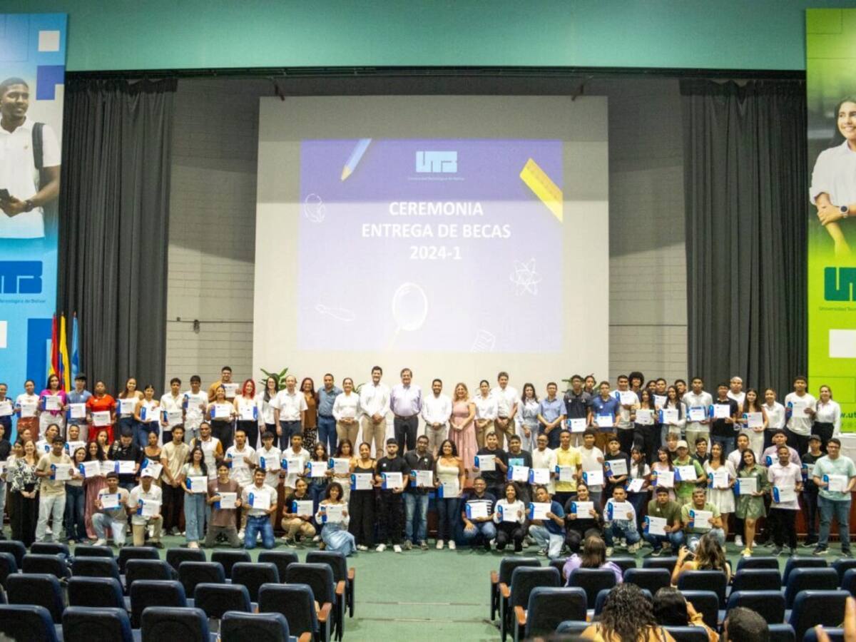 Más de 90 estudiantes reciben becas para continuar sus estudios en la UTB