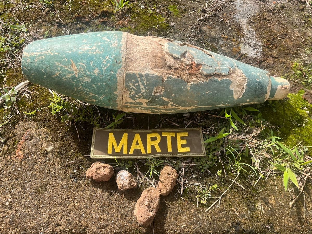 Destruyen explosivo instalado por un grupo armado en una escuela