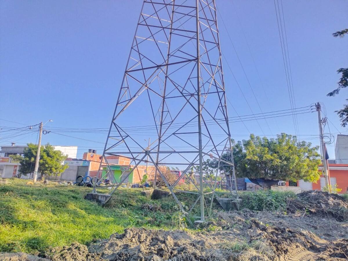 “No queremos una tragedia”: alarma por riesgo de colapso de torre eléctrica en Cartagena