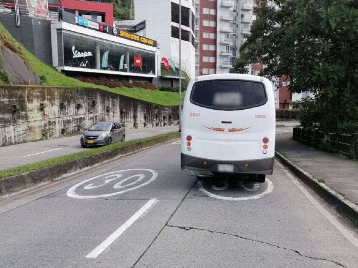 Pasajero cayó de un colectivo en movimiento en Manizales